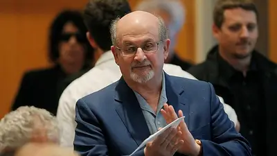 Escritor Salman Rushdie fue atacado en el escenario en un evento en Nueva York: Sky News Escritor Salman Rushdie fue atacado en el escenario en un evento en Nueva York: Sky News