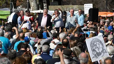 Cientos de personas reclamaron por una “justicia independiente” Cientos de personas reclamaron por una “justicia independiente”