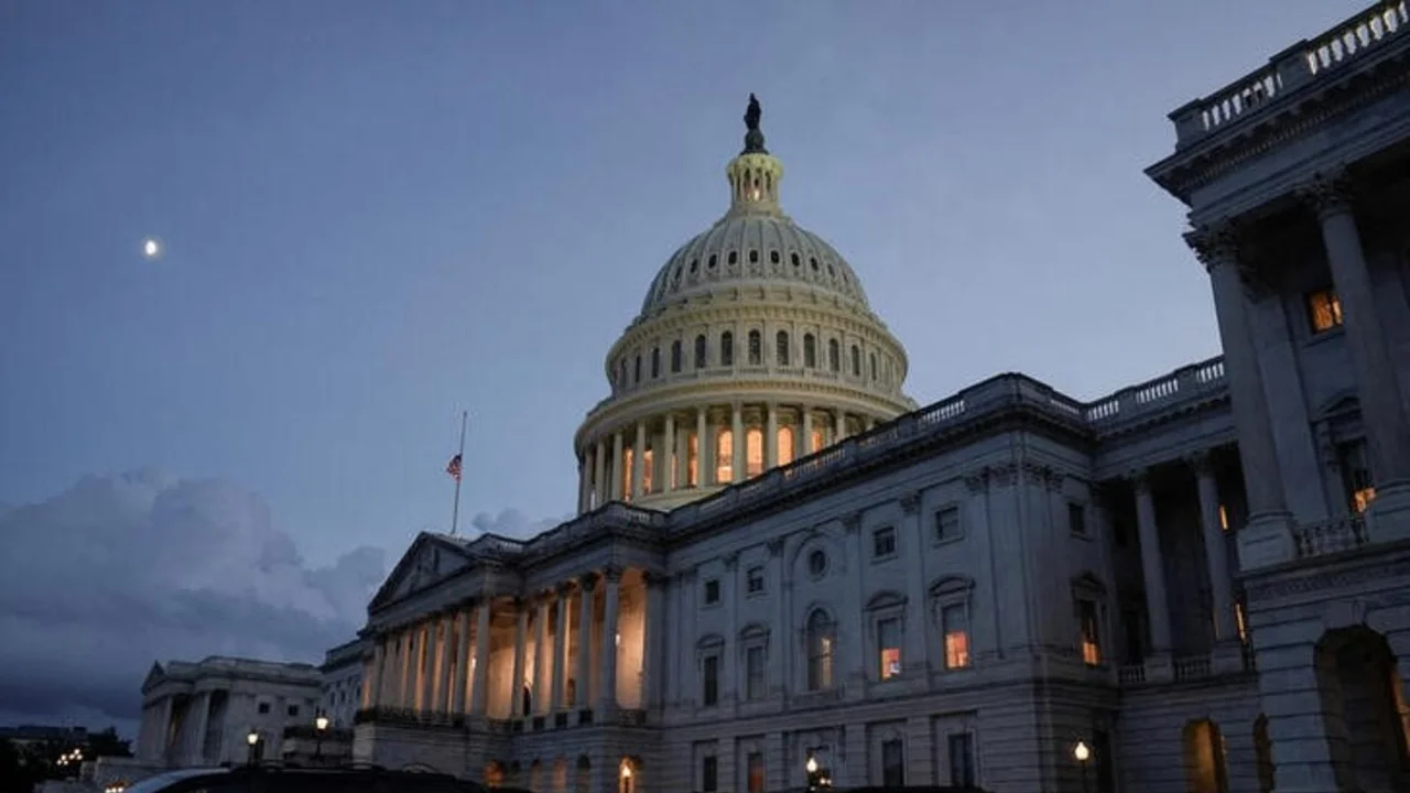 Alerta en Estados Unidos: un hombre chocó contra el Capitolio, disparó al aire y se suicidó