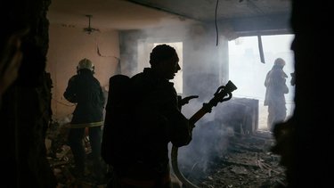 Crece el miedo por los combates alrededor de la planta nuclear más grande de Europa