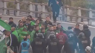 Tensión entre la policía y Camioneros por una bandera en la marcha de la CGT Tensión entre la policía y Camioneros por una bandera en la marcha de la CGT