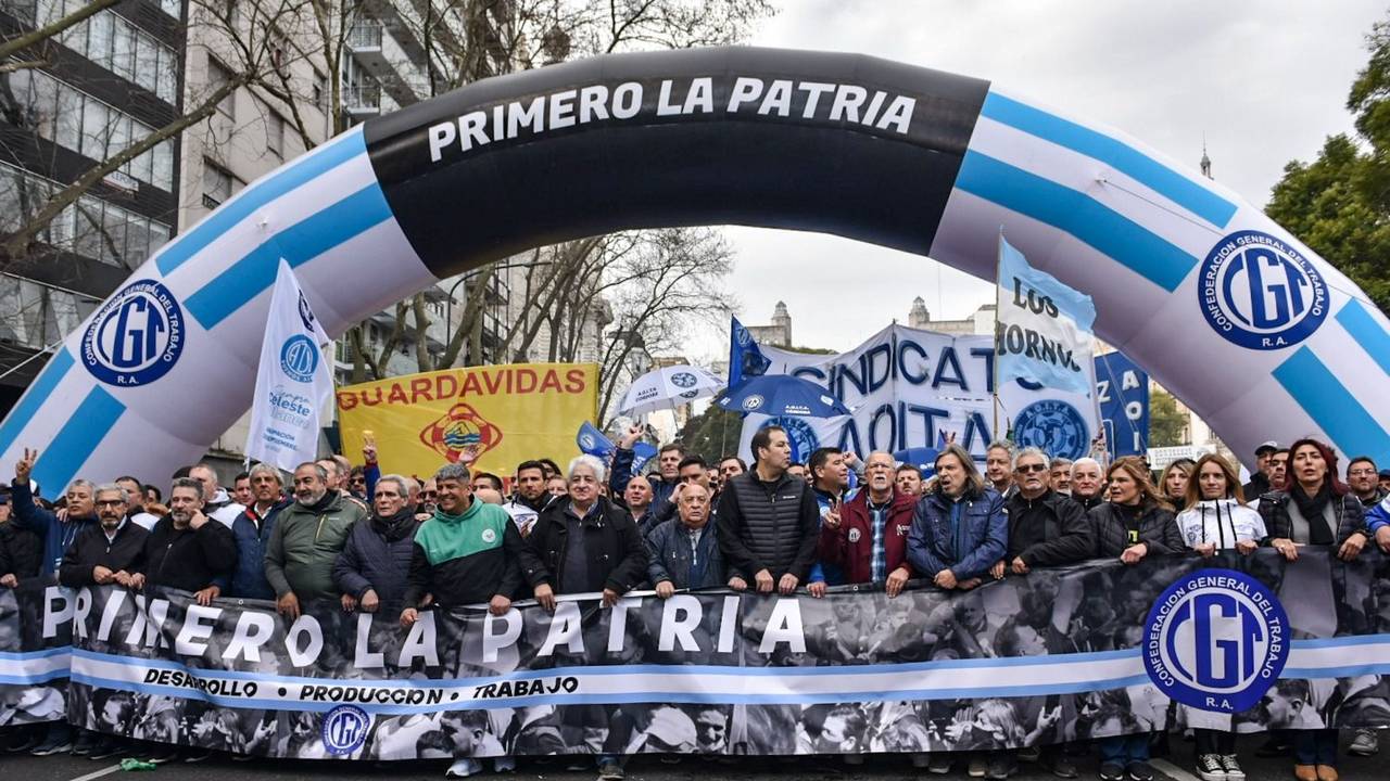  "El sueldo no alcanza", el reclamo de la CGT en la primera gran marcha de la era Alberto