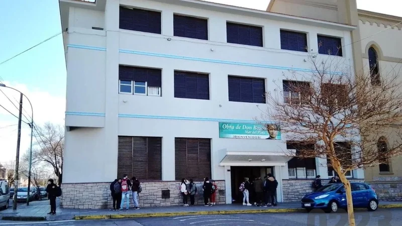 Explotaron una bomba casera en la escuela para un reto de TikTok y dejaron sorda a una chica