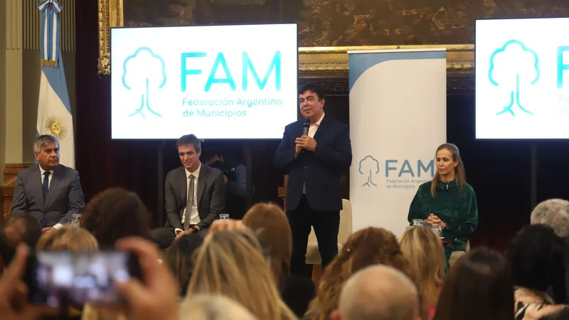 Distinguieron por su trayectoria al intendente y presidente de la Federación Argentina de Municipios, Fernando Espinoza