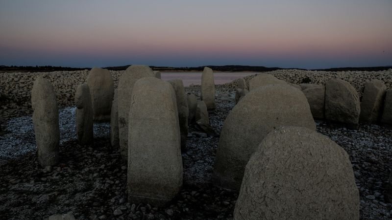 El "Stonehenge español" emerge de un embalse afectado por la sequía