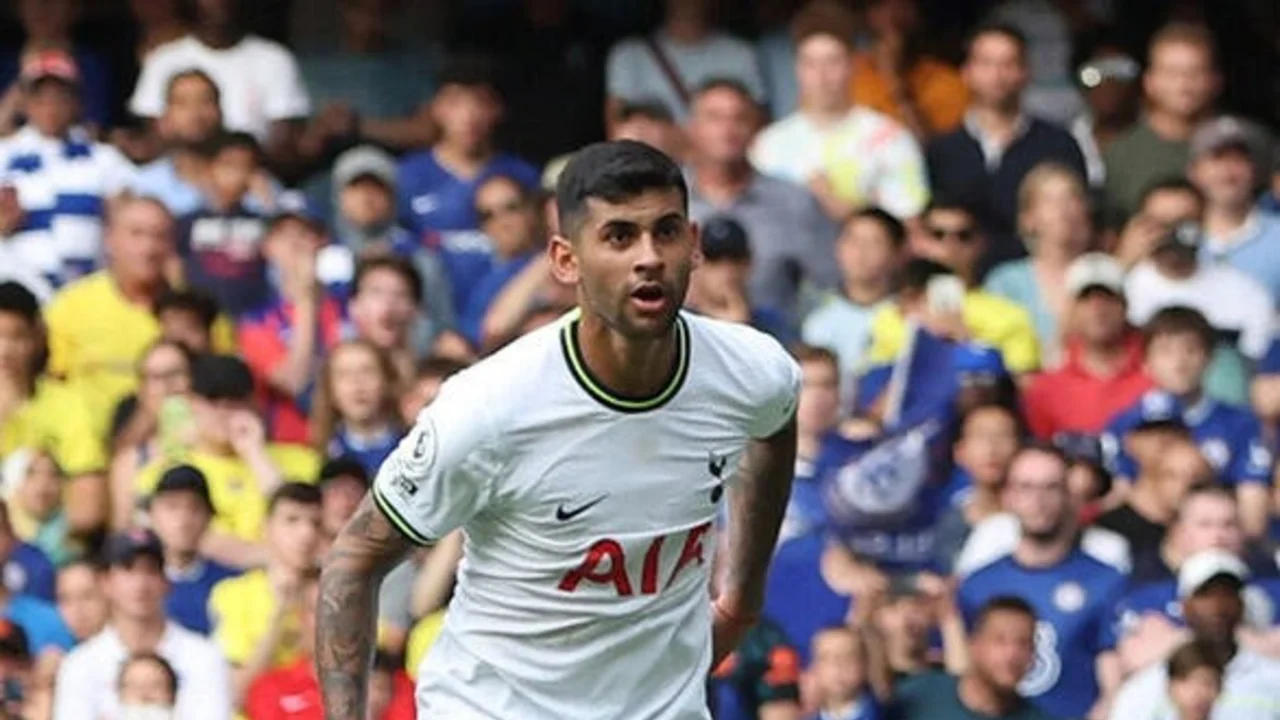 El central argentino Cristian Romero, del Tottenham, sufre una lesión muscular