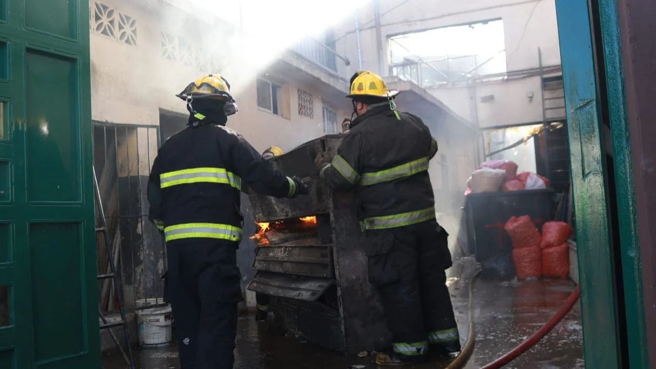 Impresionante incendio en Lanús: se prendió fuego una reconocida fábrica de galletitas