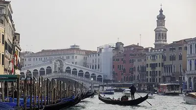 Venecia multa a turistas "imbéciles" por hacer surf en el Gran Canal Venecia multa a turistas "imbéciles" por hacer surf en el Gran Canal