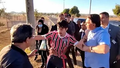 Jair Bolsonaro se cruzó con un youtuber cuando salía de su casa residencial Jair Bolsonaro se cruzó con un youtuber cuando salía de su casa residencial