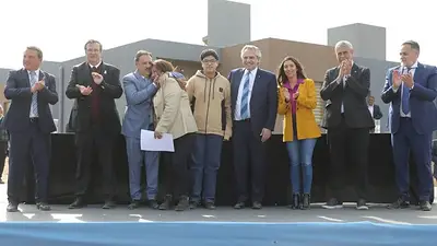 Alberto Fernández, Jorge Ferraresi y Ricardo Quintela encabezaron una entrega de viviendas en Chilecito Alberto Fernández, Jorge Ferraresi y Ricardo Quintela encabezaron una entrega de viviendas en Chilecito