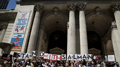 Escritores muestran su apoyo a Rushdie en las calles de Nueva York Escritores muestran su apoyo a Rushdie en las calles de Nueva York