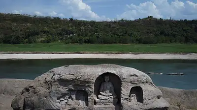 Descenso del nivel de las aguas del Yangtsé revela antiguas estatuas budistas en China Descenso del nivel de las aguas del Yangtsé revela antiguas estatuas budistas en China