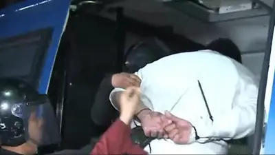 Demoraron al diputado Adrián Grana en la puerta de la casa de CFK: lo llevaron esposado y lo liberaron después Demoraron al diputado Adrián Grana en la puerta de la casa de CFK: lo llevaron esposado y lo liberaron después