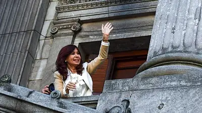 Cristina Kirchner salió al balcón del Congreso y le pidió una canción en particular a la gente que se autoconvocó para apoyarla por la causa Vialidad Cristina Kirchner salió al balcón del Congreso y le pidió una canción en particular a la gente que se autoconvocó para apoyarla por la causa Vialidad