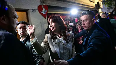 Militantes mantienen la vigilia en la casa de Cristina Kirchner por tercera noche consecutiva Militantes mantienen la vigilia en la casa de Cristina Kirchner por tercera noche consecutiva