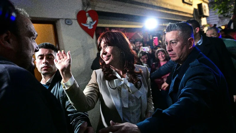 Tras hablar de la causa Vialidad, Cristina Kirchner llegó a su casa y los militantes siguen la vigilia