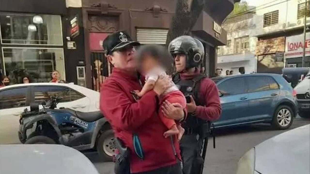 Rescataron a una bebé encerrada en un auto mal estacionado en el barrio de Flores