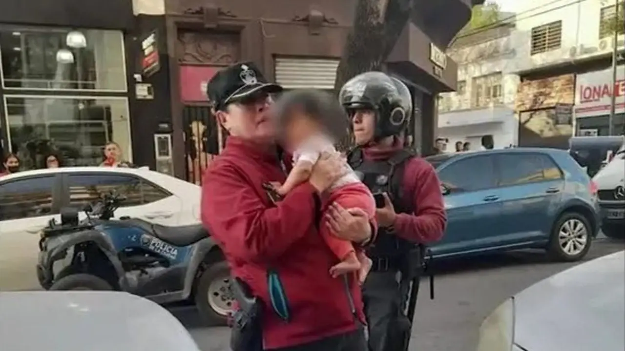 Rescataron a una bebé encerrada en un auto mal estacionado en el barrio de Flores