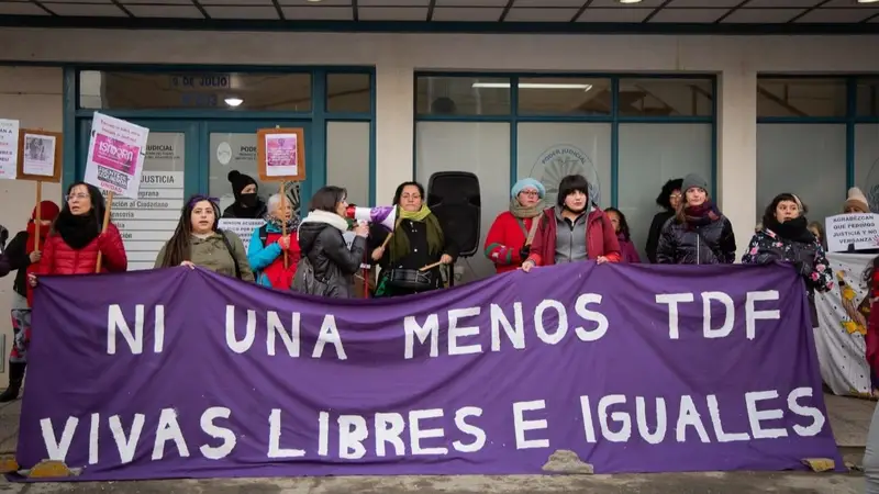 El Colectivo Feminista de Ushuaia se movilizó en apoyo a Carla y en repudio de los amigos del poder.