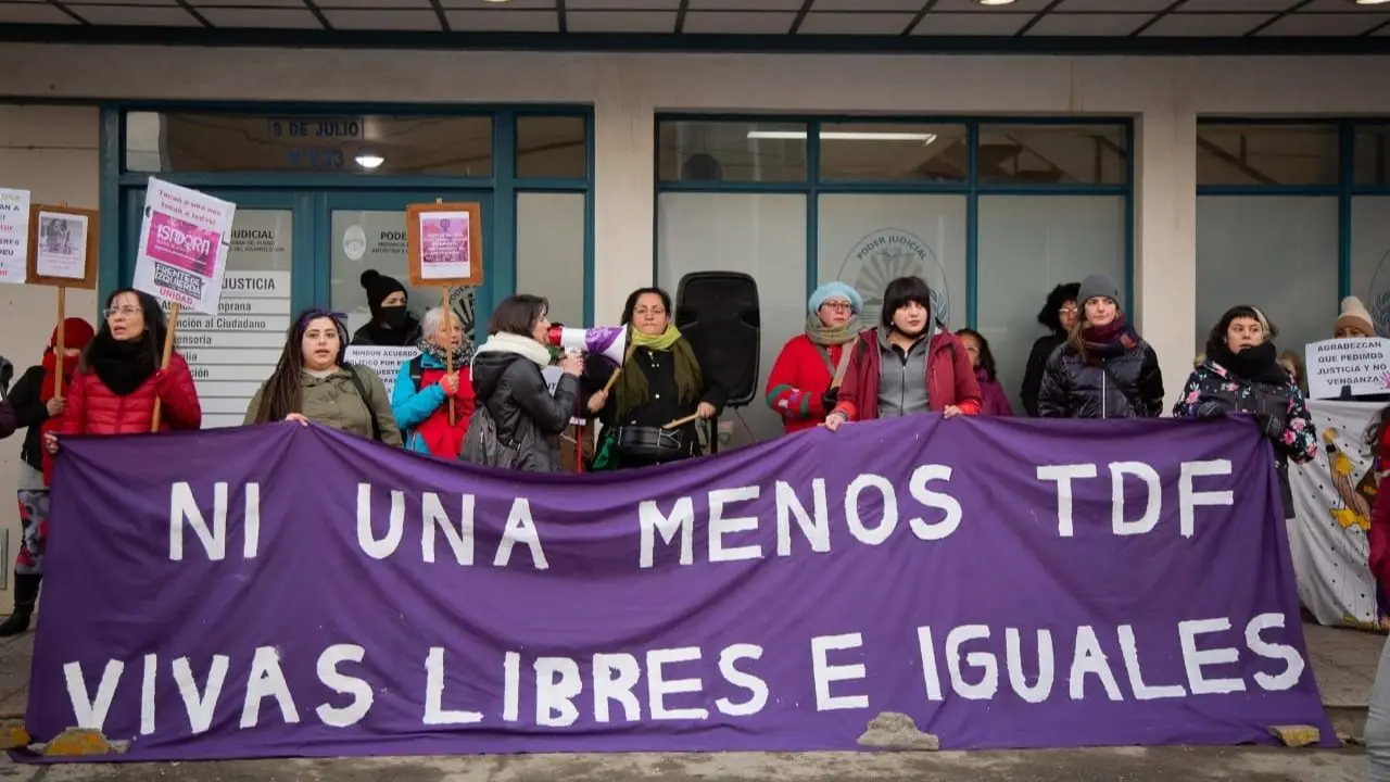 El Colectivo Feminista de Ushuaia se movilizó en apoyo a Carla y en repudio de los amigos del poder.