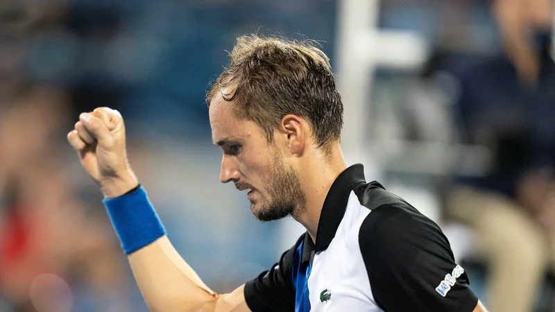 Medvedev afronta duro camino en su defensa del título en el Abierto de EEUU