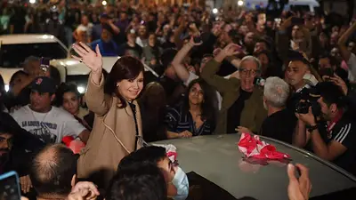 Emocionada, Cristina Kirchner saludó a la militancia en la cuarta noche de vigilia frente a su casa Emocionada, Cristina Kirchner saludó a la militancia en la cuarta noche de vigilia frente a su casa