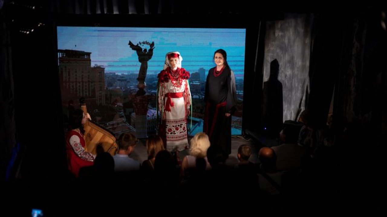 Teatro subterráneo: Los actores ucranianos vuelven al escenario en un refugio antiaéreo