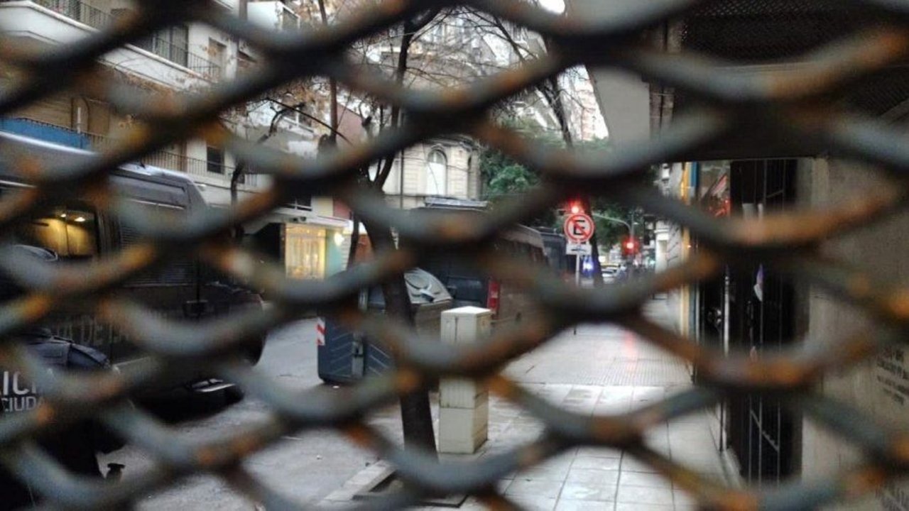 Repudio en las redes por el vallado en la casa de Cristina Kirchner