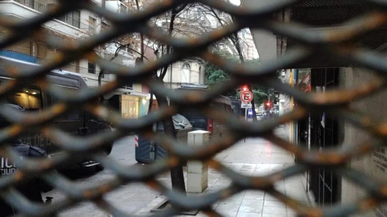 Repudio en las redes por el vallado en la casa de Cristina Kirchner