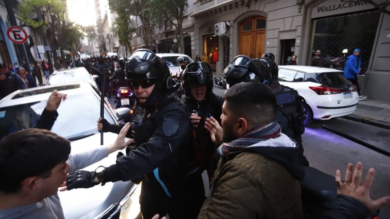 El momento en el que la Policía rodeó y agredió el auto en el que iba Axel Kicillof