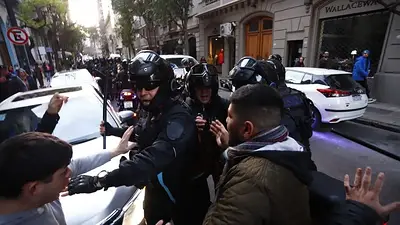 El momento en el que la Policía rodeó y agredió el auto en el que iba Axel Kicillof El momento en el que la Policía rodeó y agredió el auto en el que iba Axel Kicillof