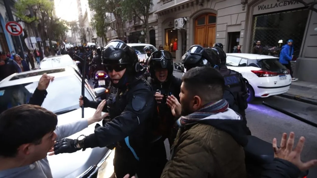 El momento en el que la Policía rodeó y agredió el auto en el que iba Axel Kicillof