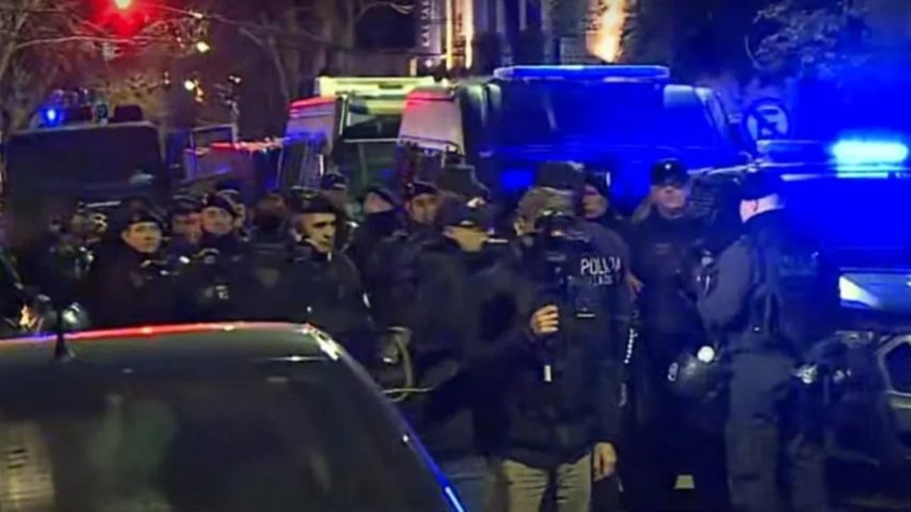 Tras amenazar con un despliegue, Larreta retiró la Infantería de la casa de Cristina