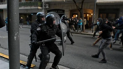 El gobierno porteño advierte por más represión frente a la casa de Cristina: "No va a temblar el pulso" El gobierno porteño advierte por más represión frente a la casa de Cristina: "No va a temblar el pulso"