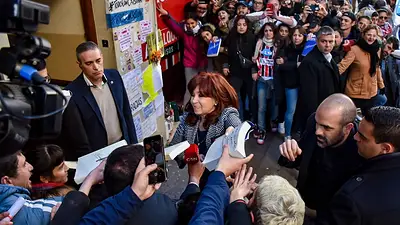 Cristina saludó a simpatizantes en la puerta de su casa Cristina saludó a simpatizantes en la puerta de su casa