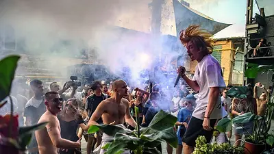 Los "ravers" de Kiev escapan de los horrores de la guerra a través de la música Los "ravers" de Kiev escapan de los horrores de la guerra a través de la música