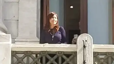 Desde el balcón del Congreso, Cristina Kirchner saludó a un grupo de jubilados que le expresaron su apoyo Desde el balcón del Congreso, Cristina Kirchner saludó a un grupo de jubilados que le expresaron su apoyo
