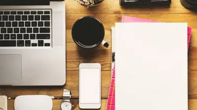 Laptop, café y papel para escribir: trabajo en escritorio Laptop, café y papel para escribir: trabajo en escritorio
