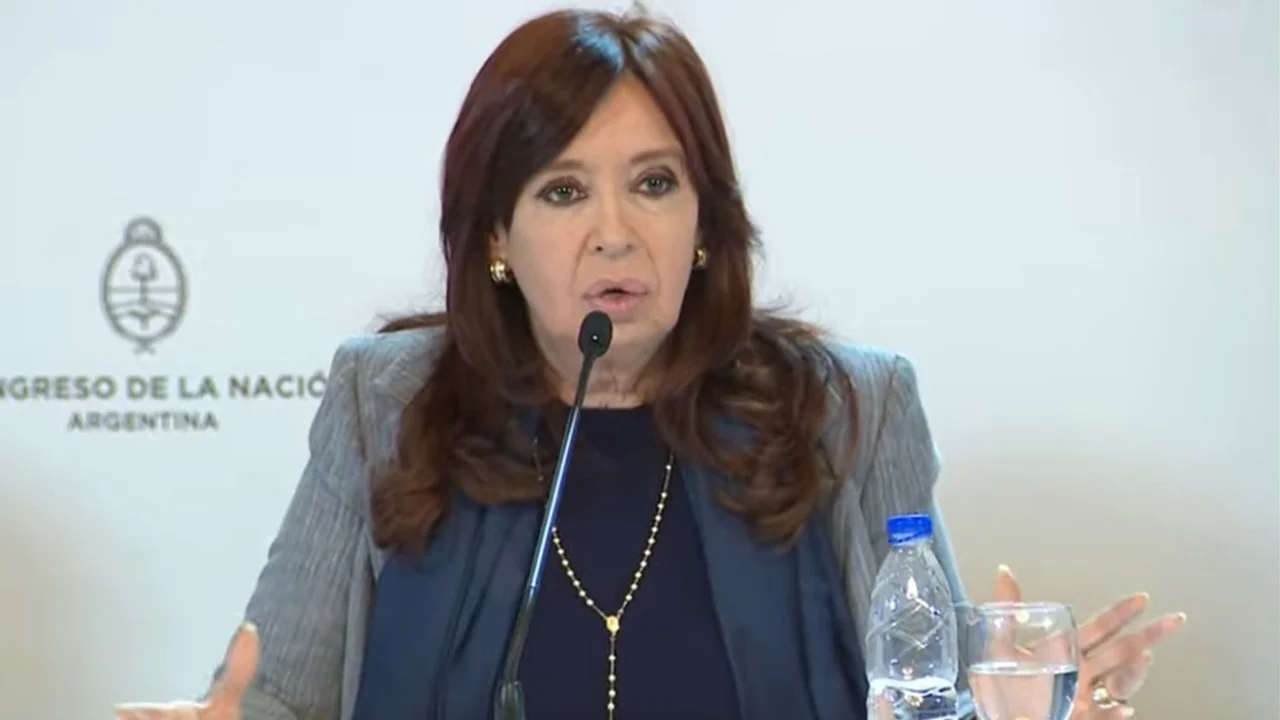 Ante legisladores, Cristina Kirchner afirmó que JxC quiere "estigmatizar" los gobiernos de Néstor y ella