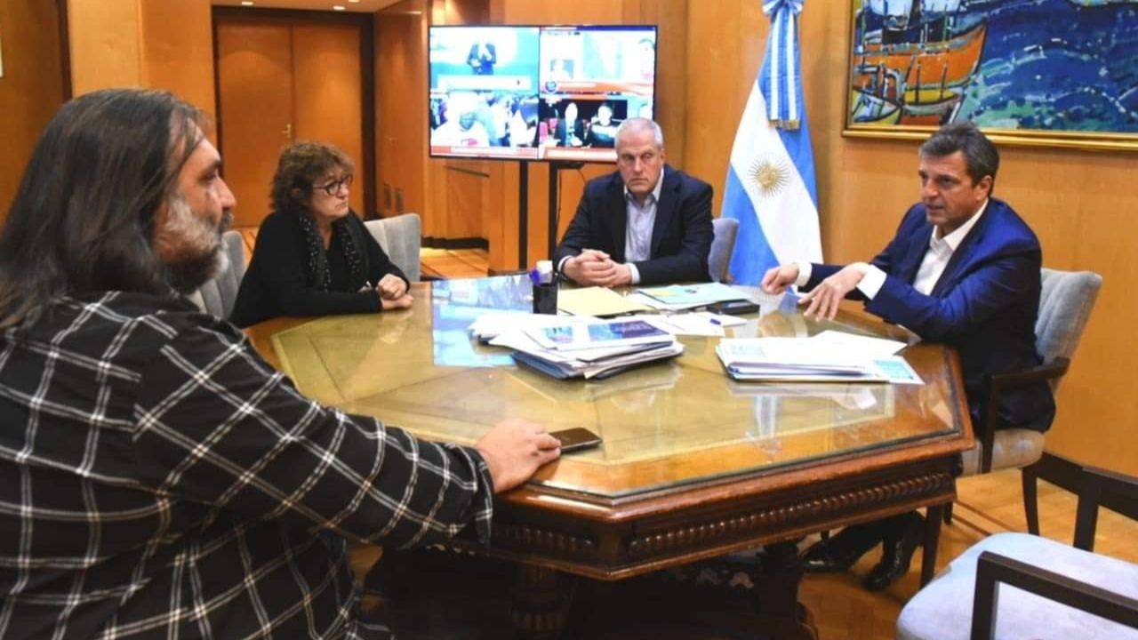 Massa recibió a CTERA y garantizó la entrega de computadoras y presupuesto para jardines