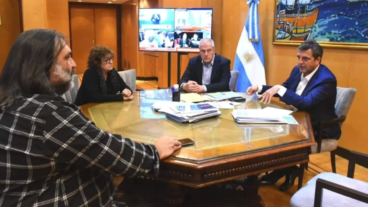 Massa recibió a CTERA y garantizó la entrega de computadoras y presupuesto para jardines