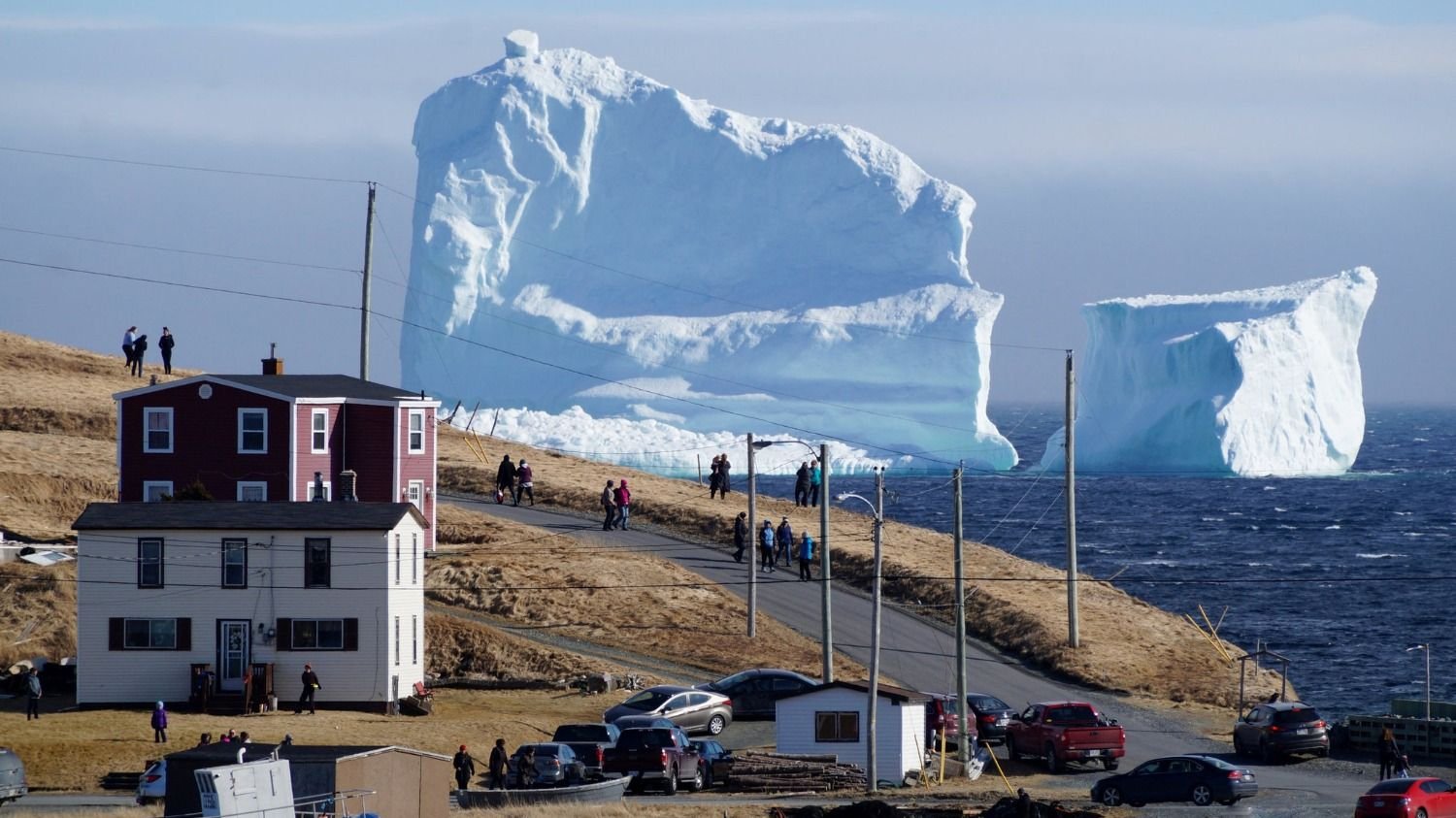 Apareció un gigantesco iceberg en la isla Terranova, Canadá