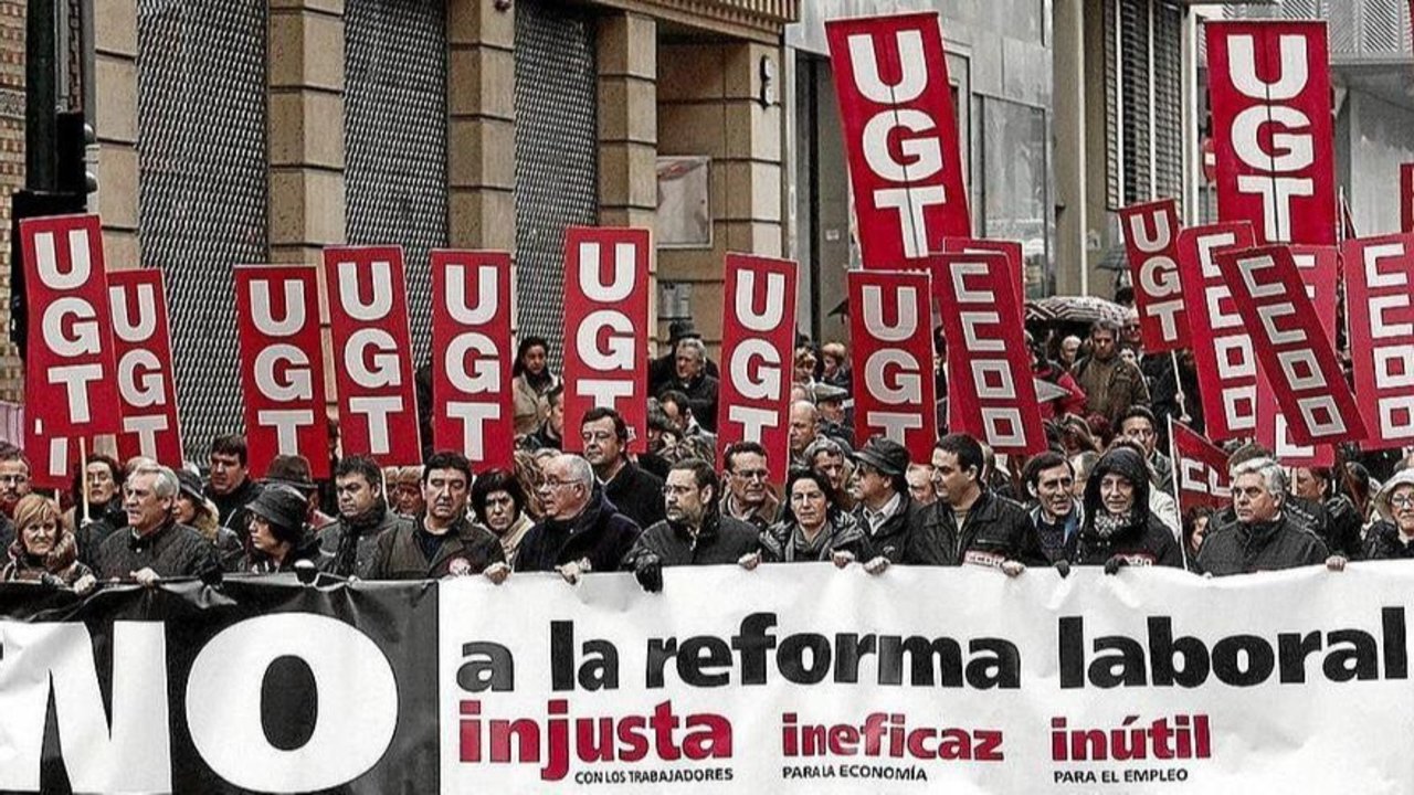 Participantes en una manifestación en 2012 en Pamplona en contra de la reforma laboral. Foto: Patxi Cascante