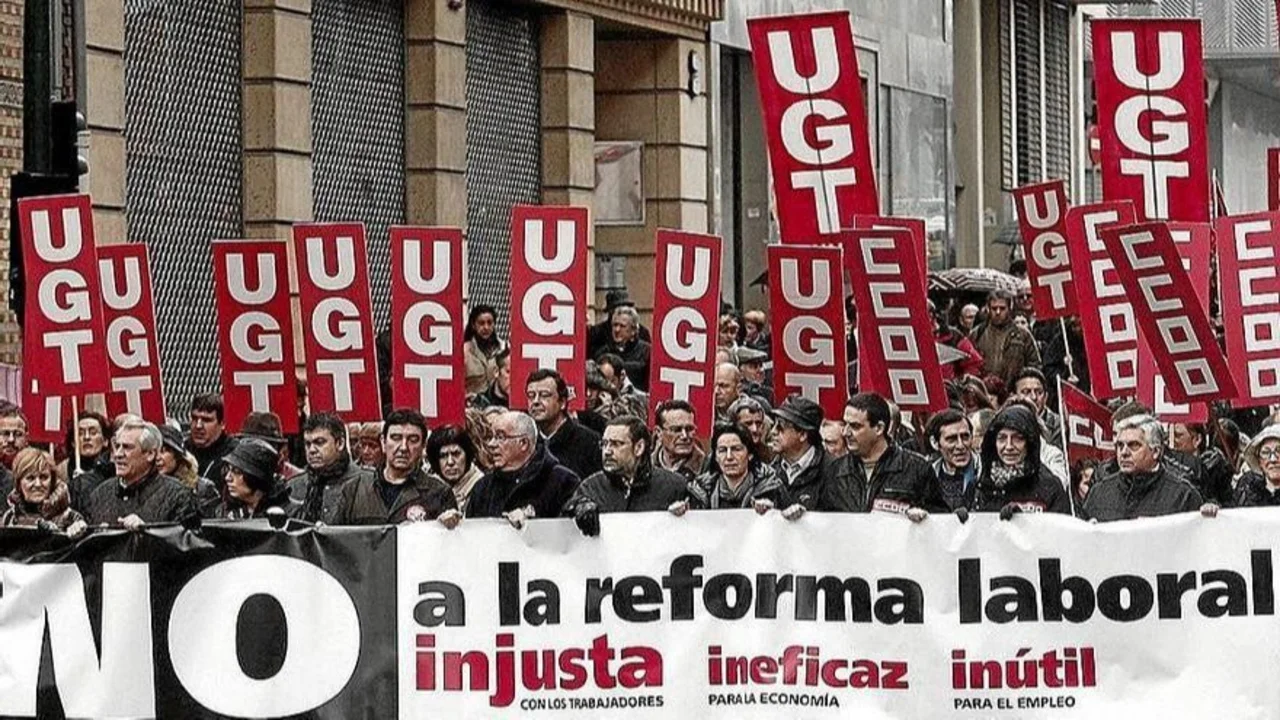Participantes en una manifestación en 2012 en Pamplona en contra de la reforma laboral. Foto: Patxi Cascante