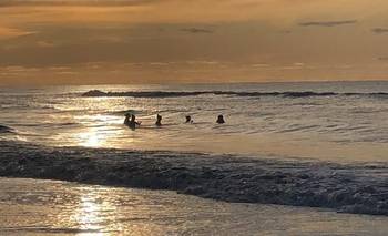 “La chapuza”: cada vez más mujeres se meten al mar helado en invierno | Pinamar