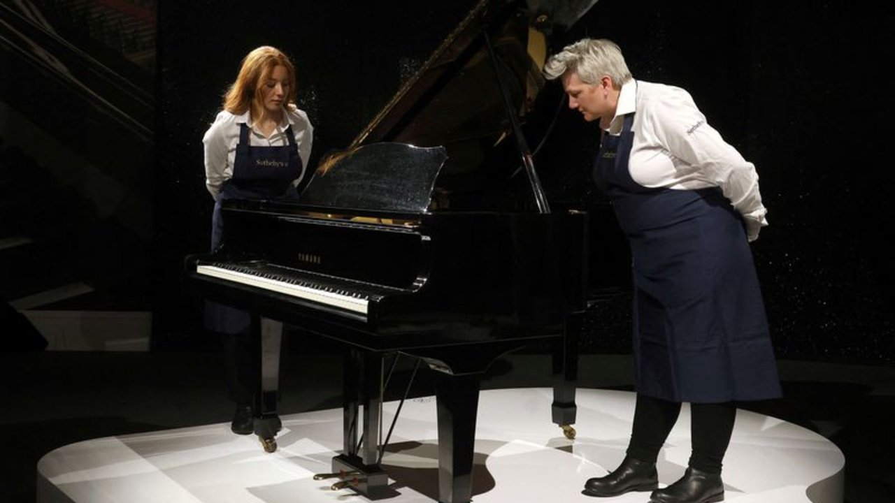 Piano de "Bohemian Rhapsody" y otras pertenencias de Freddie Mercury salen a subasta