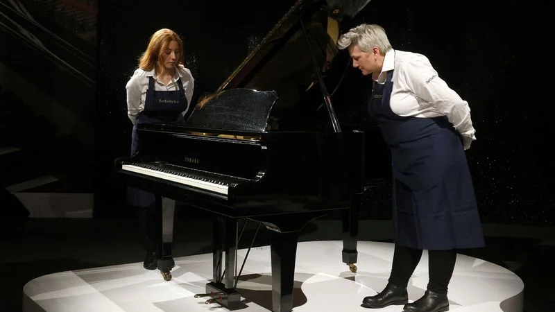 Piano de "Bohemian Rhapsody" y otras pertenencias de Freddie Mercury salen a subasta