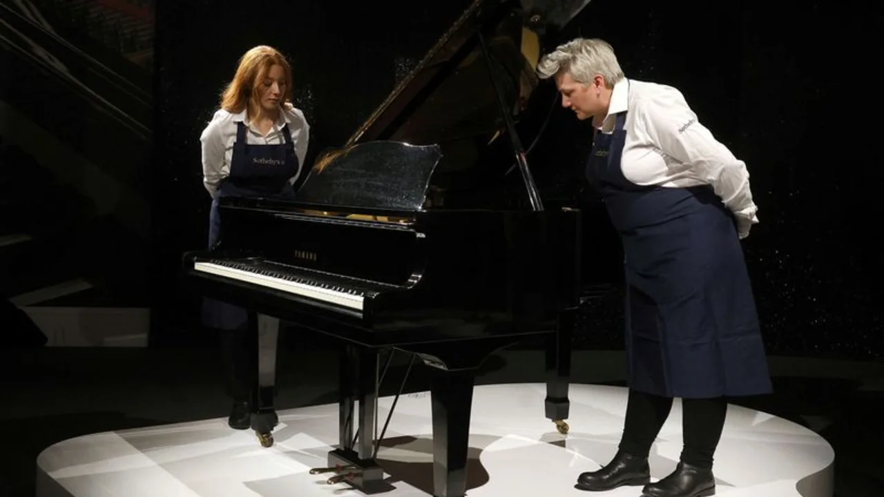 Piano de "Bohemian Rhapsody" y otras pertenencias de Freddie Mercury salen a subasta