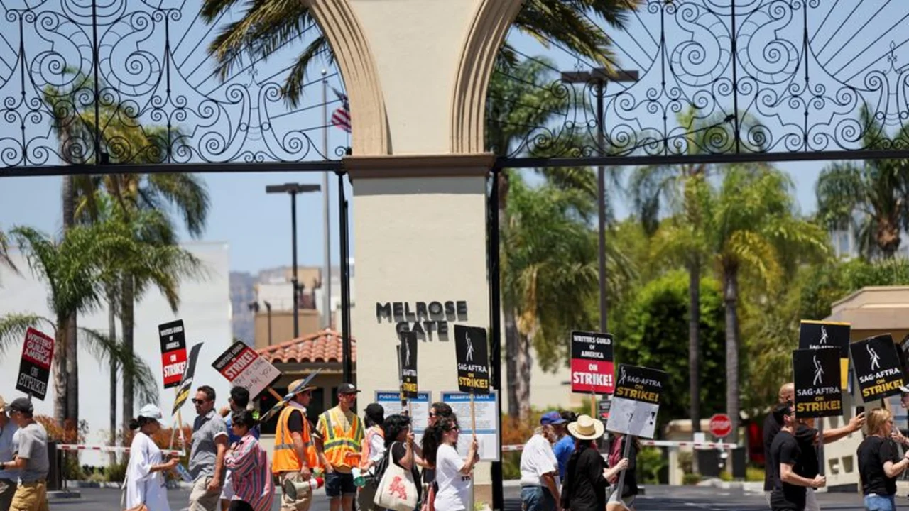 Estudios y guionistas de Hollywood en huelga se reúnen para reanudar negociaciones