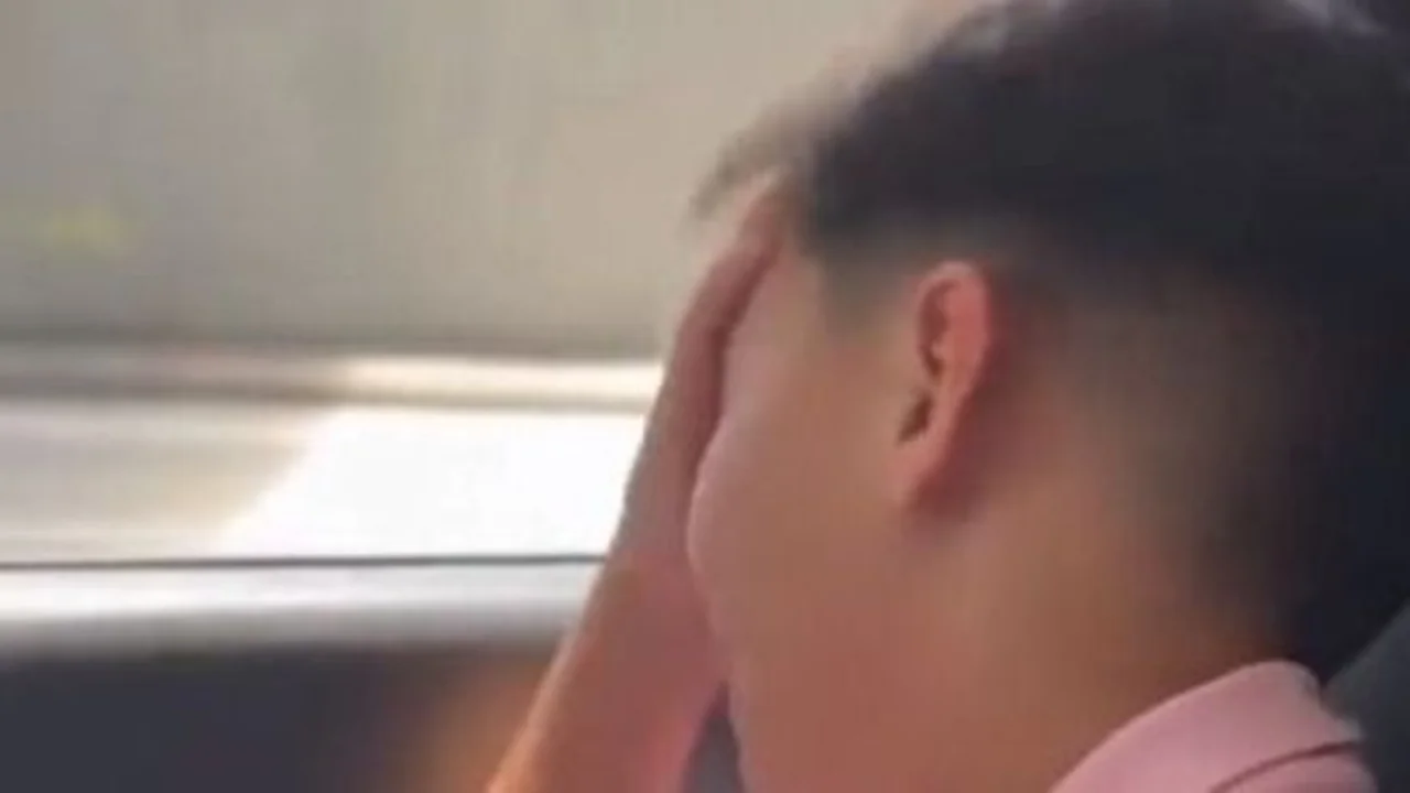 La emocionante reacción de un nene al que Messi le firmó la camiseta
